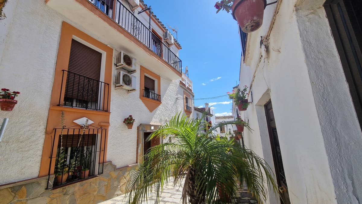Townhouse in Estepona — photo 1 of 10