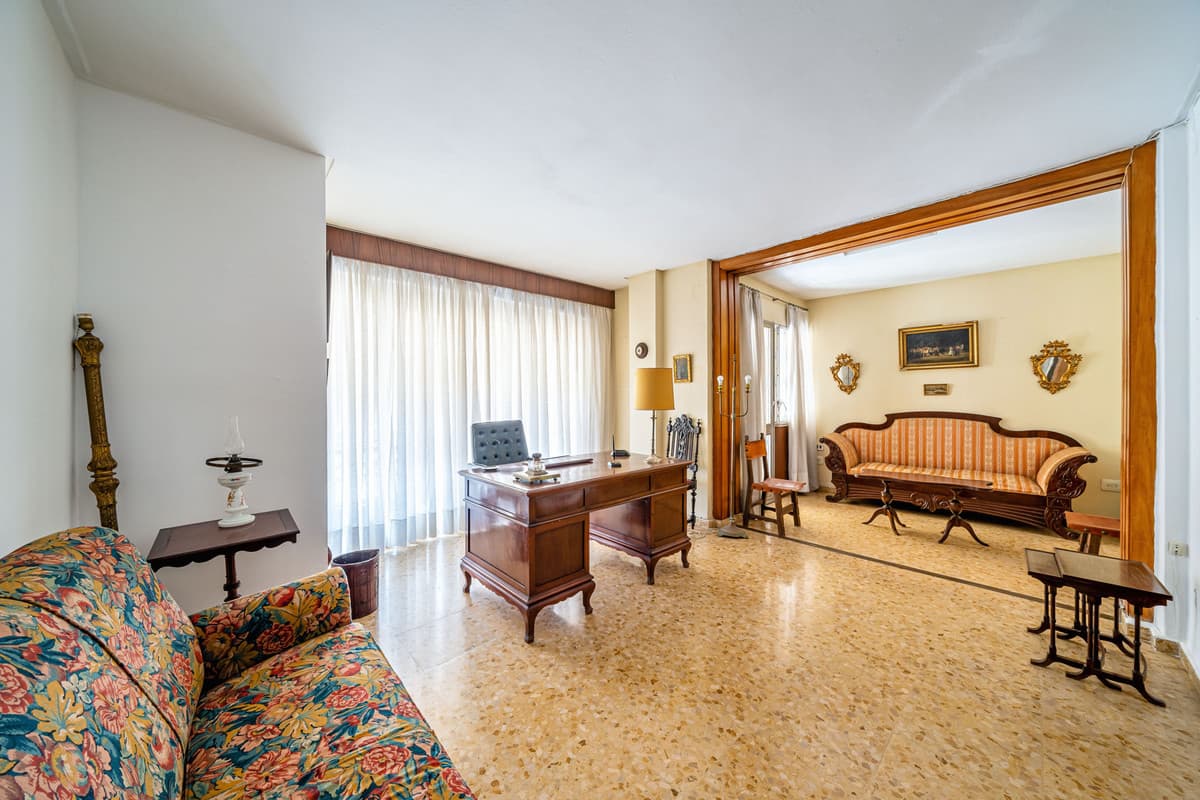 Middle Floor Apartment in Málaga Centro — photo 1 of 10