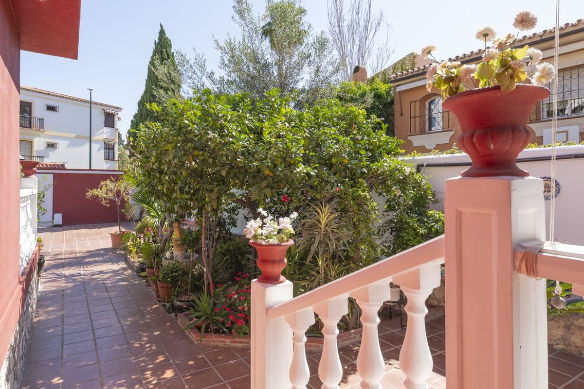 Detached Villa in Cerrado de Calderón — photo 3 of 10