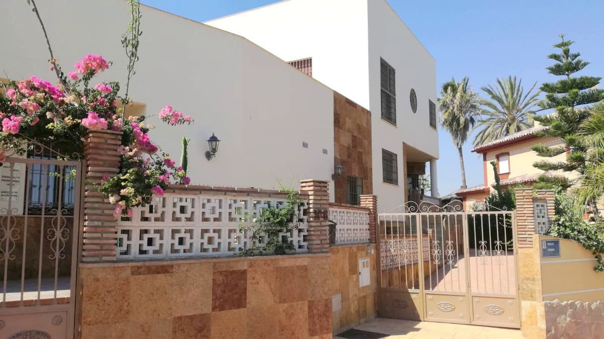 Detached Villa in Estacion de Cartama — photo 1 of 10