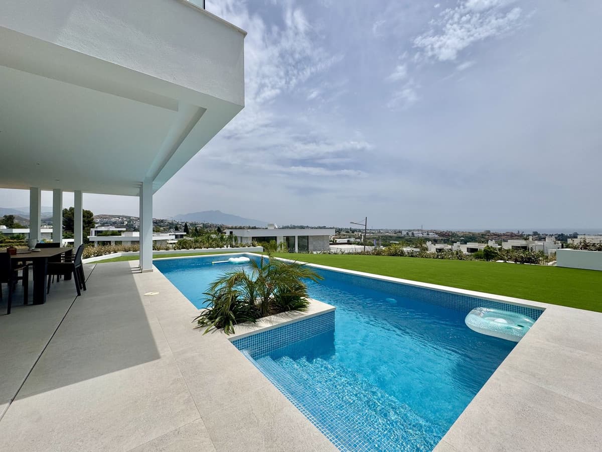 Detached Villa in Cancelada — photo 1 of 10