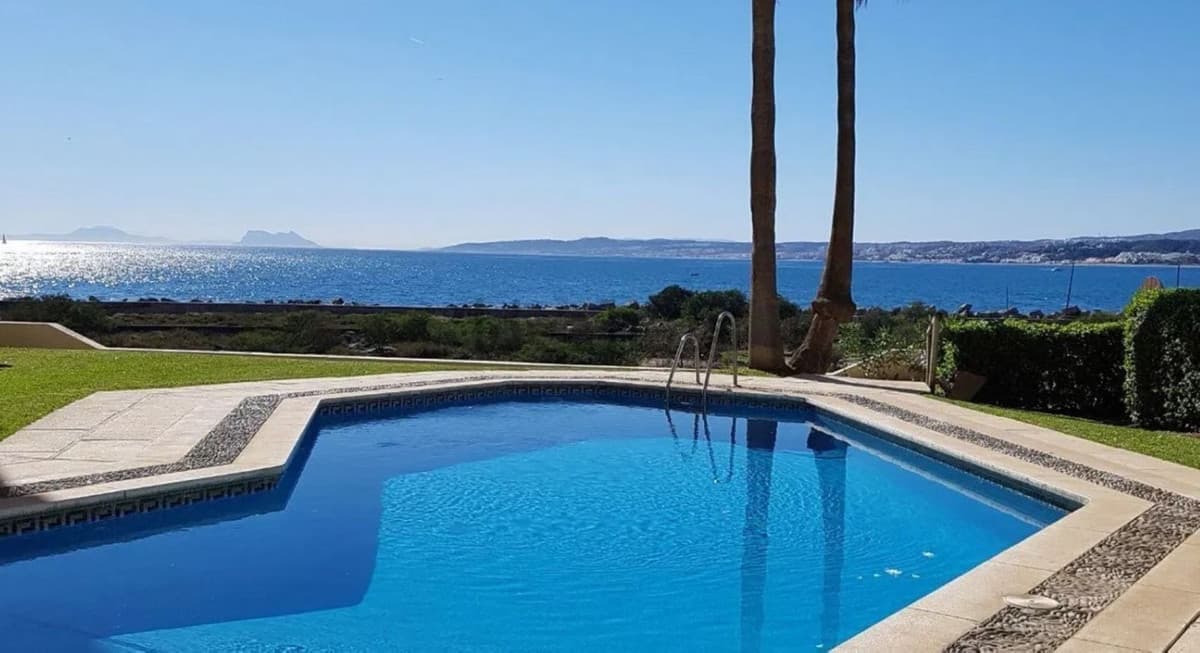 Middle Floor Apartment in Estepona — photo 1 of 10