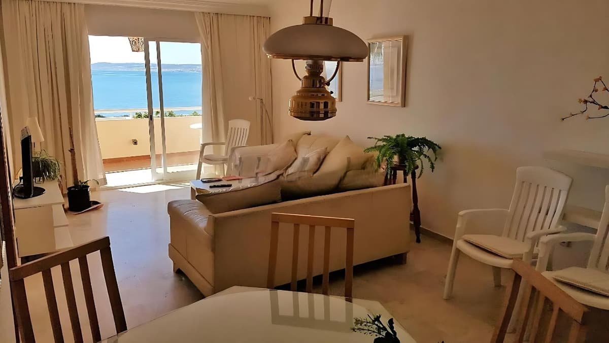 Middle Floor Apartment in Estepona — photo 2 of 10
