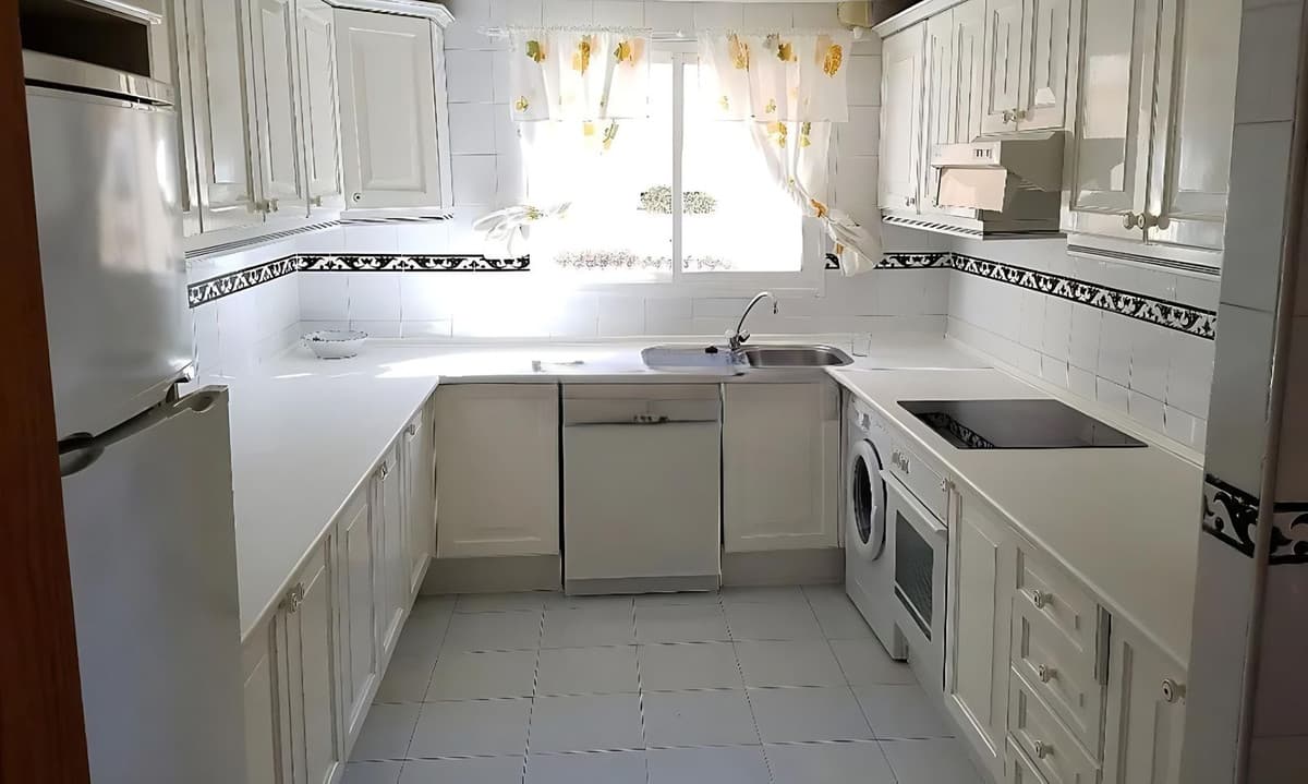 Middle Floor Apartment in Estepona — photo 3 of 10