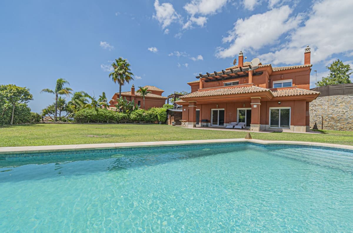 Detached Villa in Marbella — photo 1 of 10