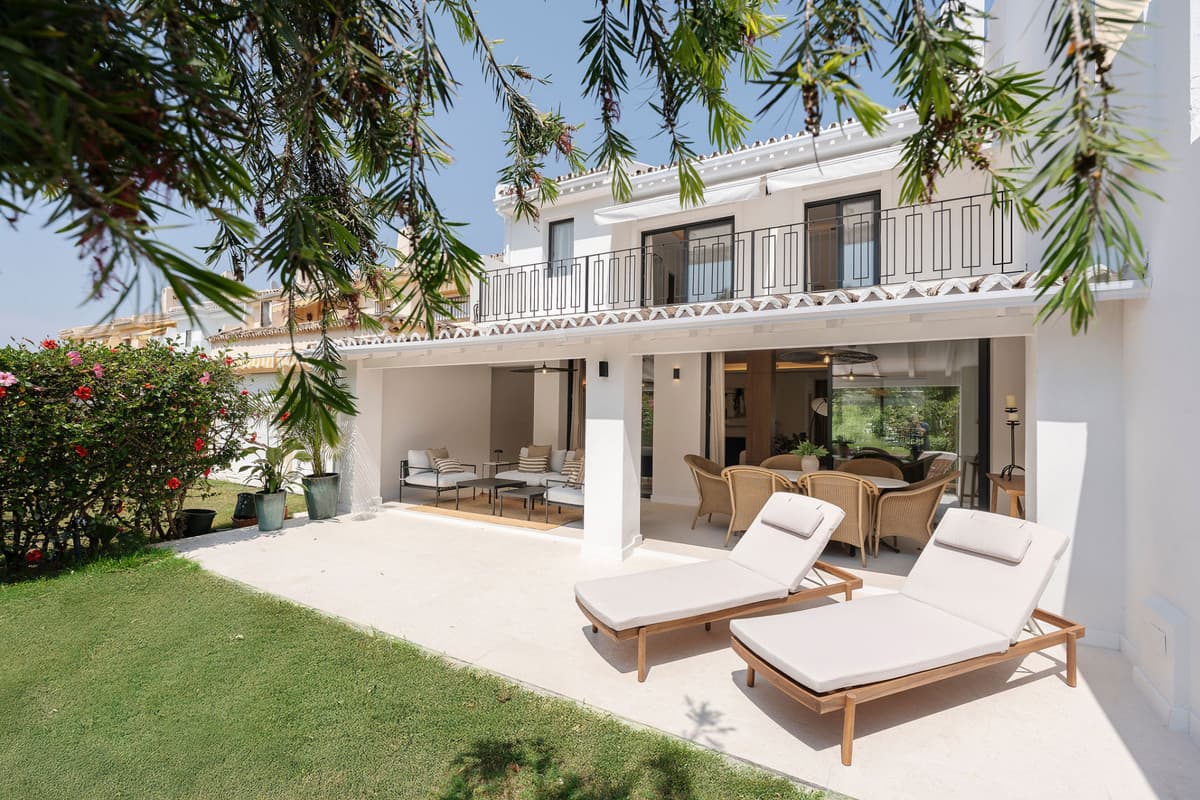 Townhouse in Nueva Andalucía — photo 1 of 10