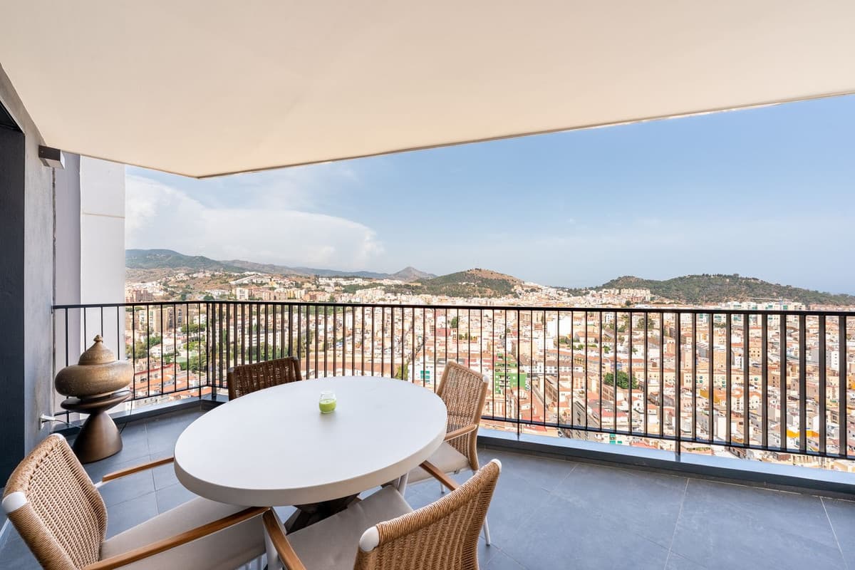 Middle Floor Apartment in Málaga — photo 4 of 10