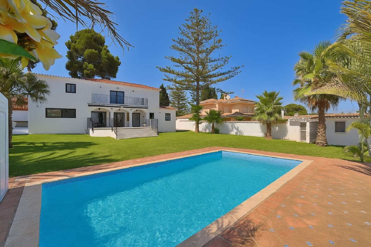 Detached Villa in El Coto — photo 1 of 10