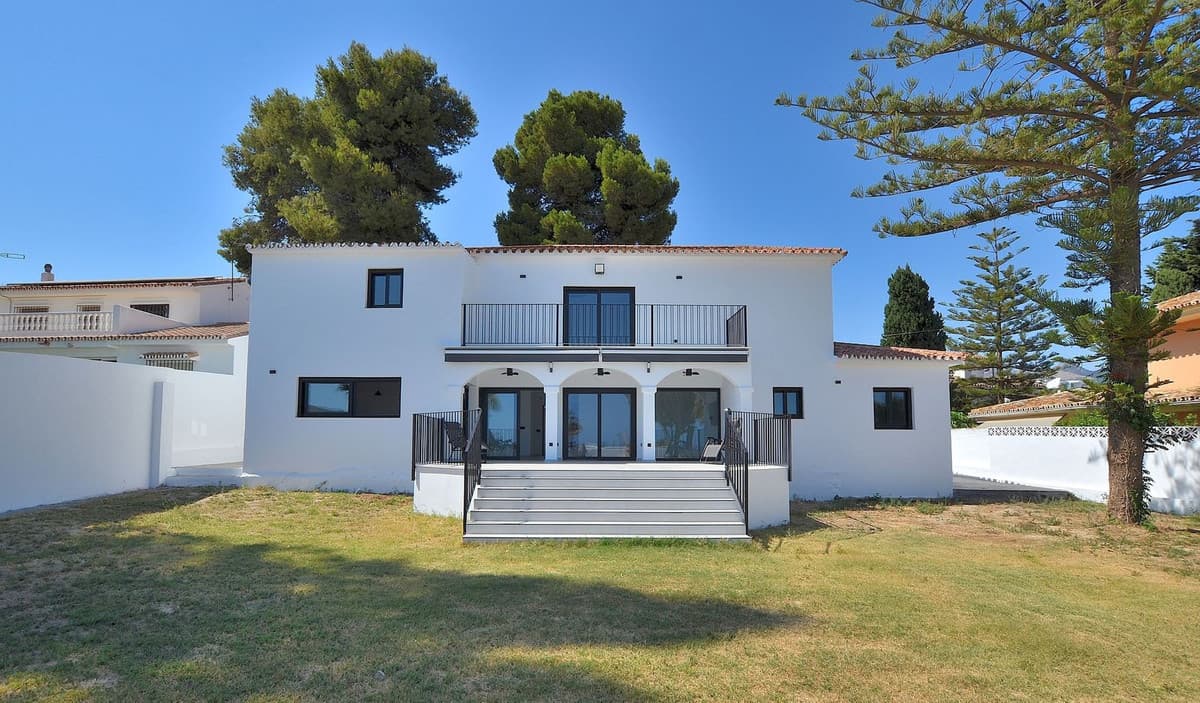 Detached Villa in El Coto — photo 2 of 10