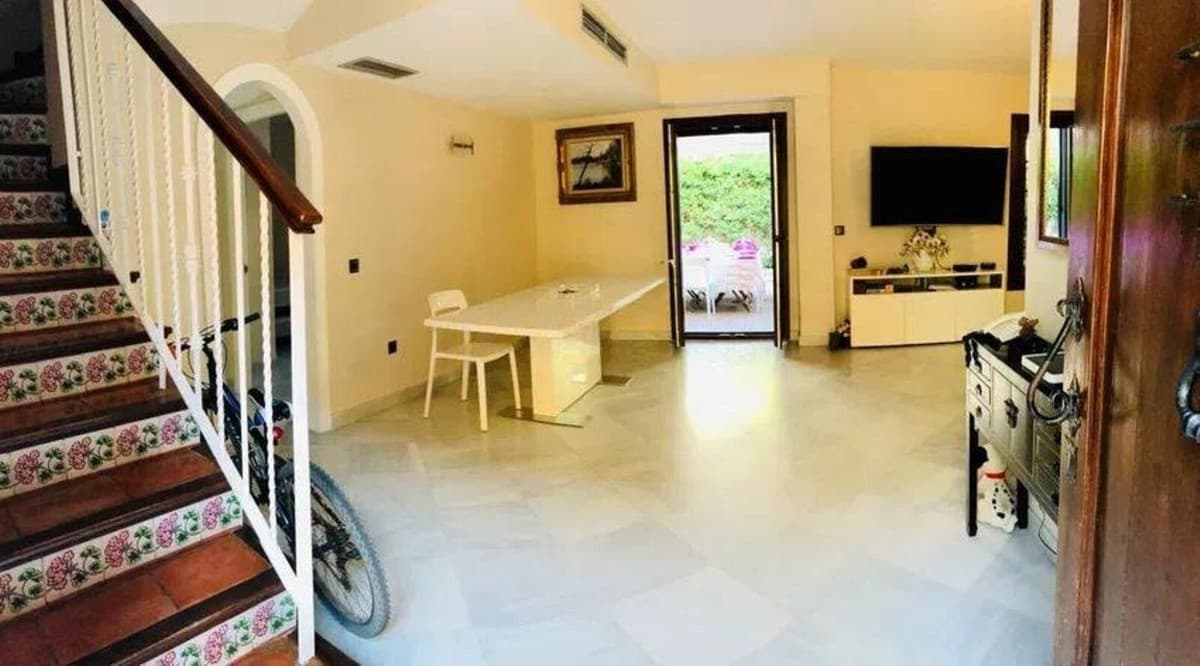 Townhouse in Guadalmina Baja — photo 2 of 10