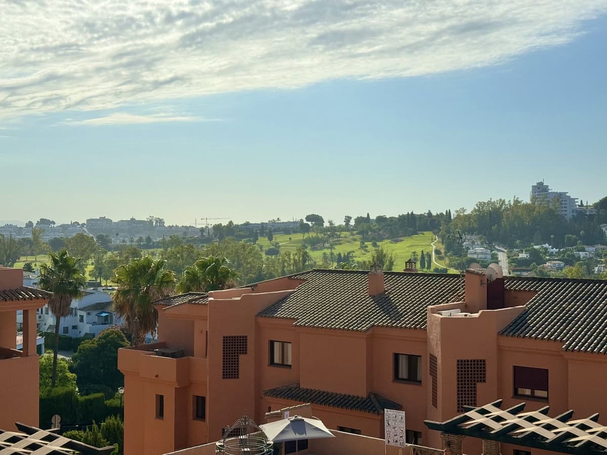 Middle Floor Apartment in Benahavís — photo 3 of 10
