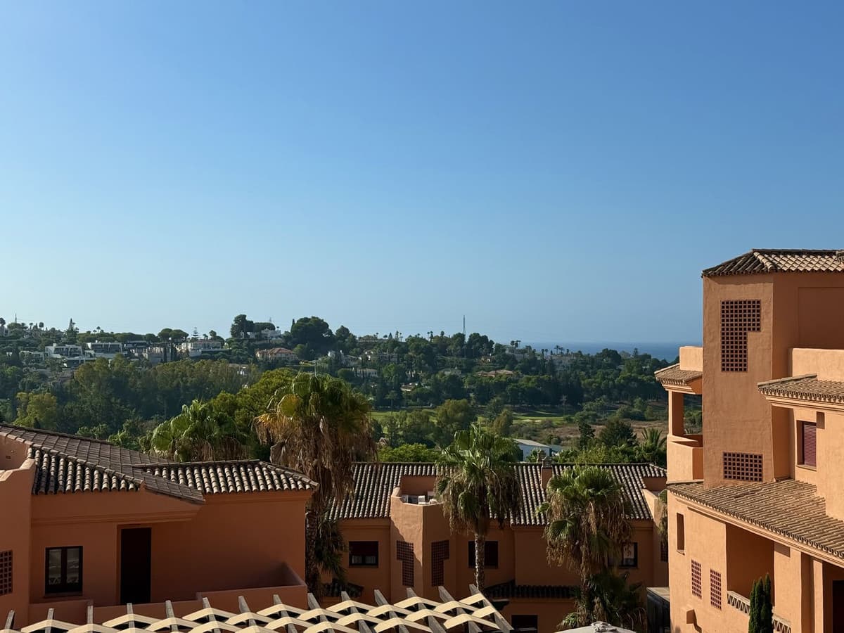 Middle Floor Apartment in Benahavís — photo 4 of 10