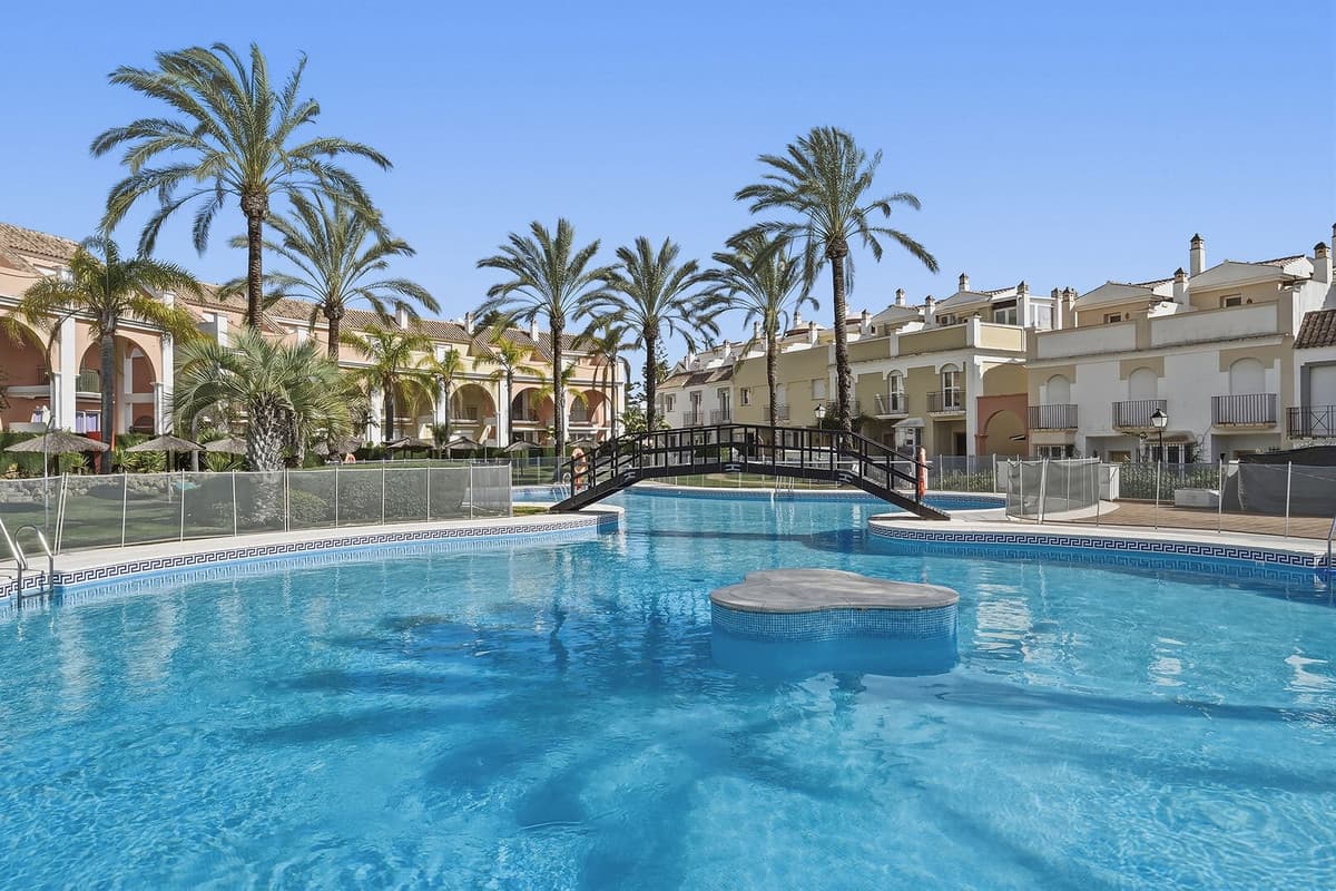 Townhouse in Bahía de Marbella — photo 1 of 10