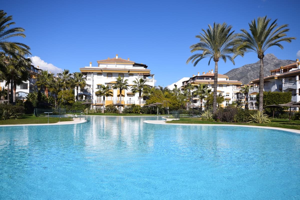 Middle Floor Apartment in Marbella — photo 1 of 10