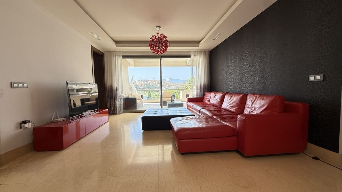 Middle Floor Apartment in Benahavís — photo 4 of 10