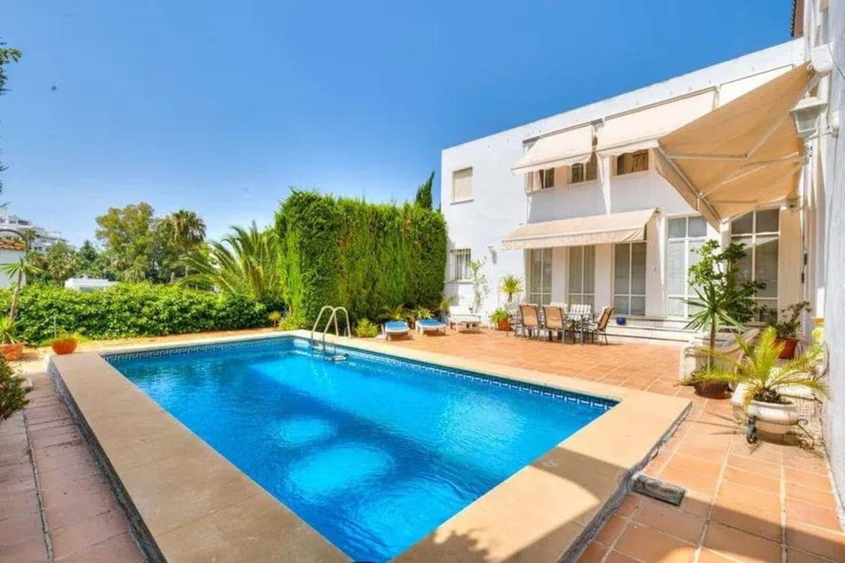 Detached Villa in Nueva Andalucía — photo 1 of 10