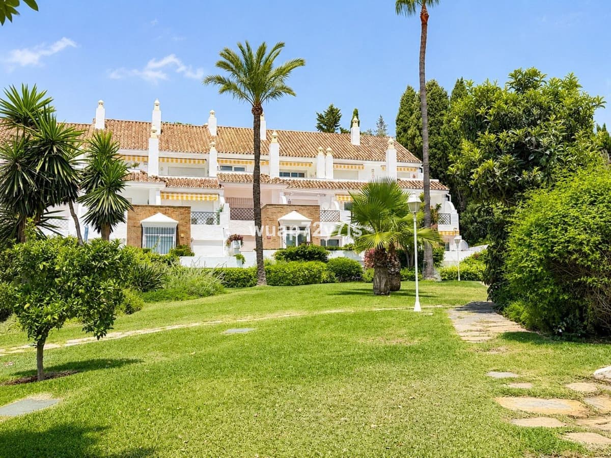 Townhouse in El Paraiso — photo 1 of 10