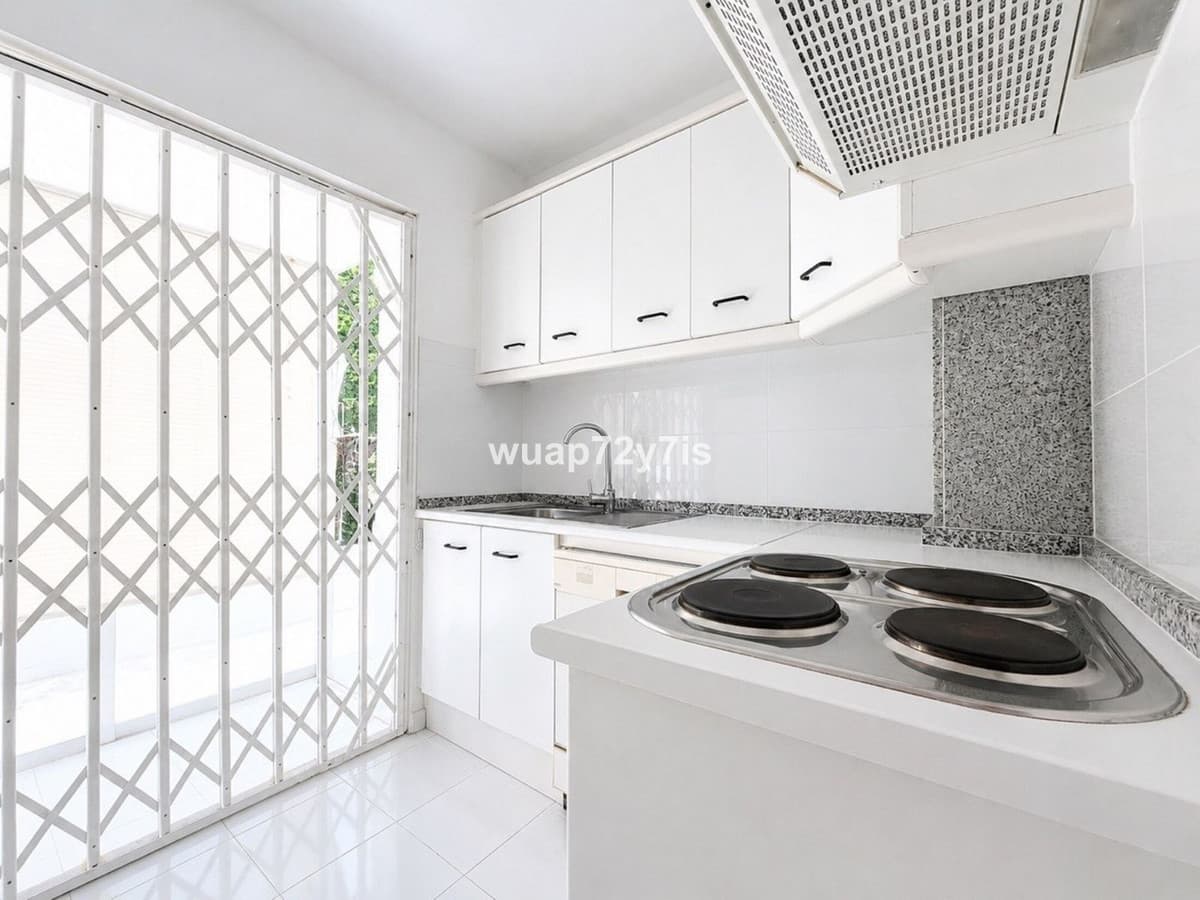 Townhouse in El Paraiso — photo 8 of 10