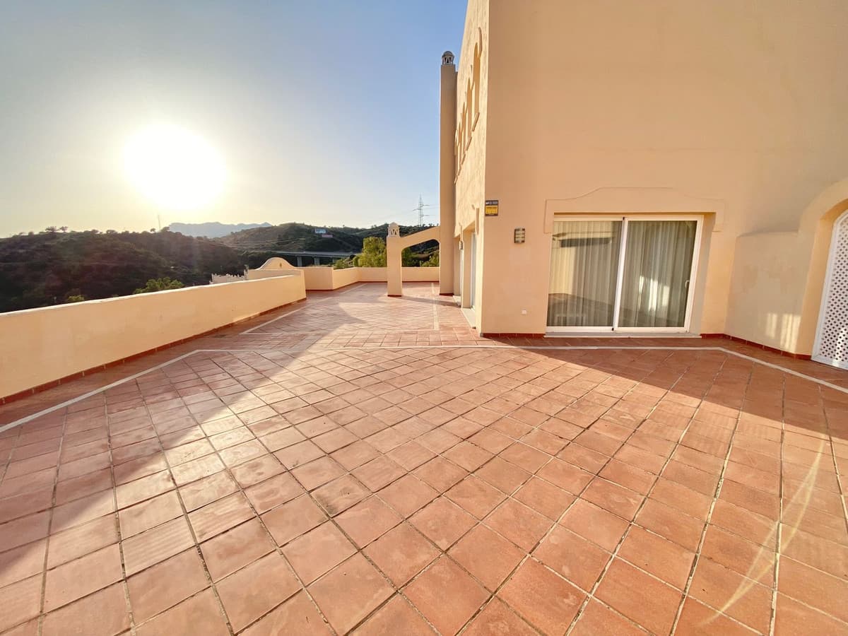 Penthouse Duplex in Elviria — photo 3 of 10