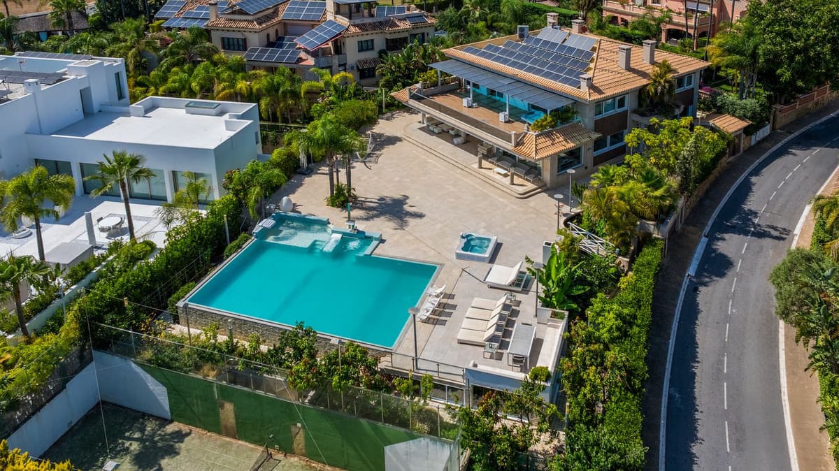 Detached Villa in Bahía de Marbella — photo 1 of 10