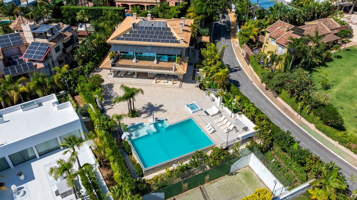 Detached Villa in Bahía de Marbella — photo 2 of 10