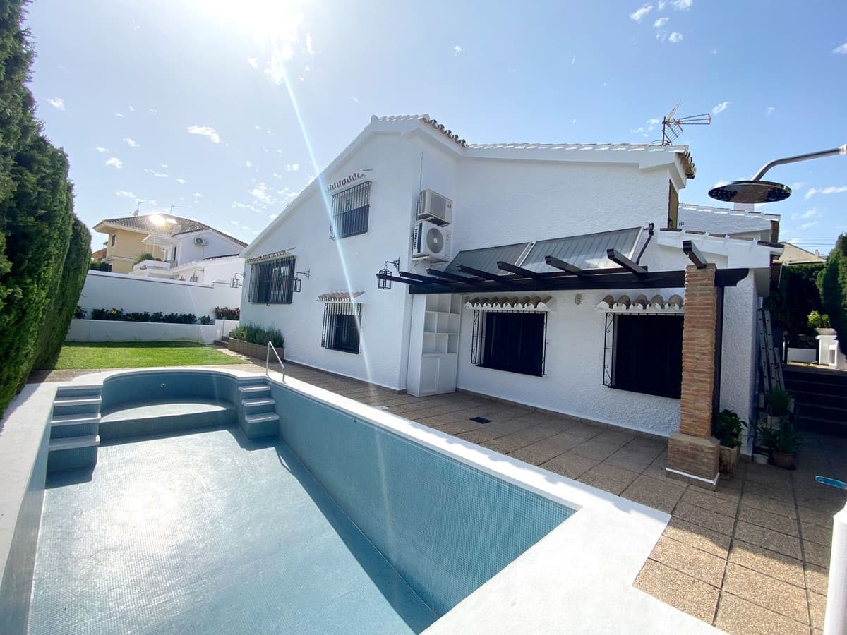 Detached Villa in Fuengirola — photo 1 of 10