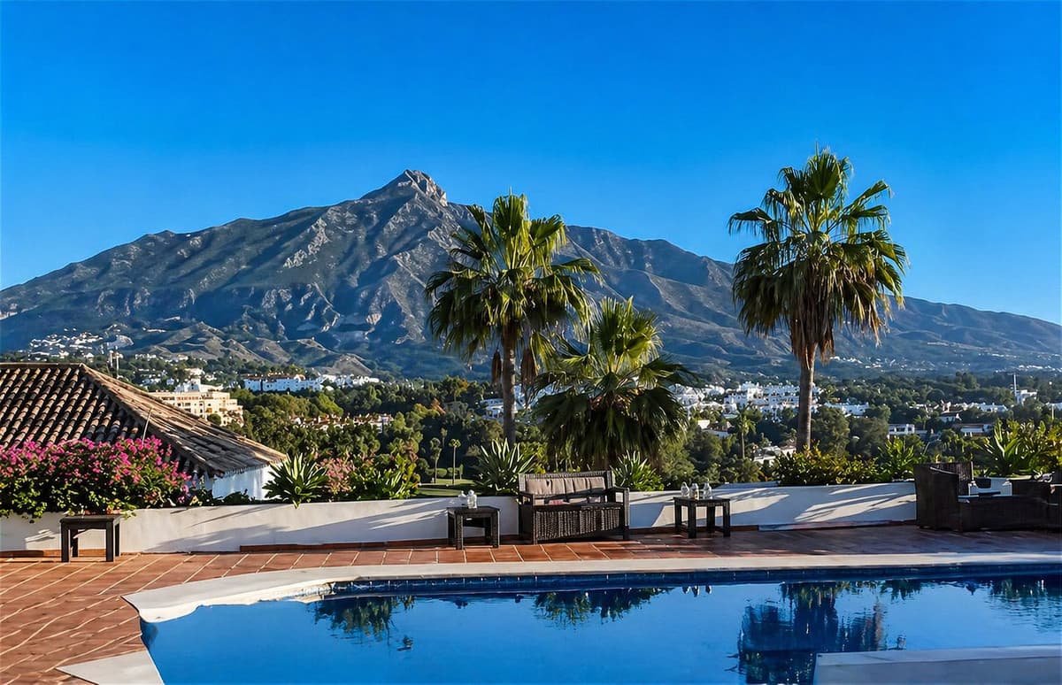 Detached Villa in Nueva Andalucía — photo 1 of 10