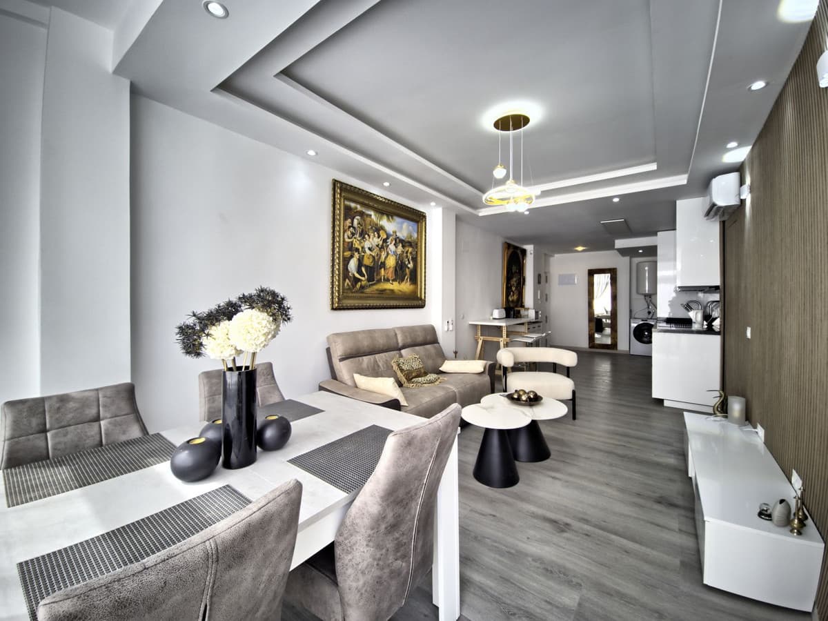 Middle Floor Apartment in Marbella — photo 3 of 10