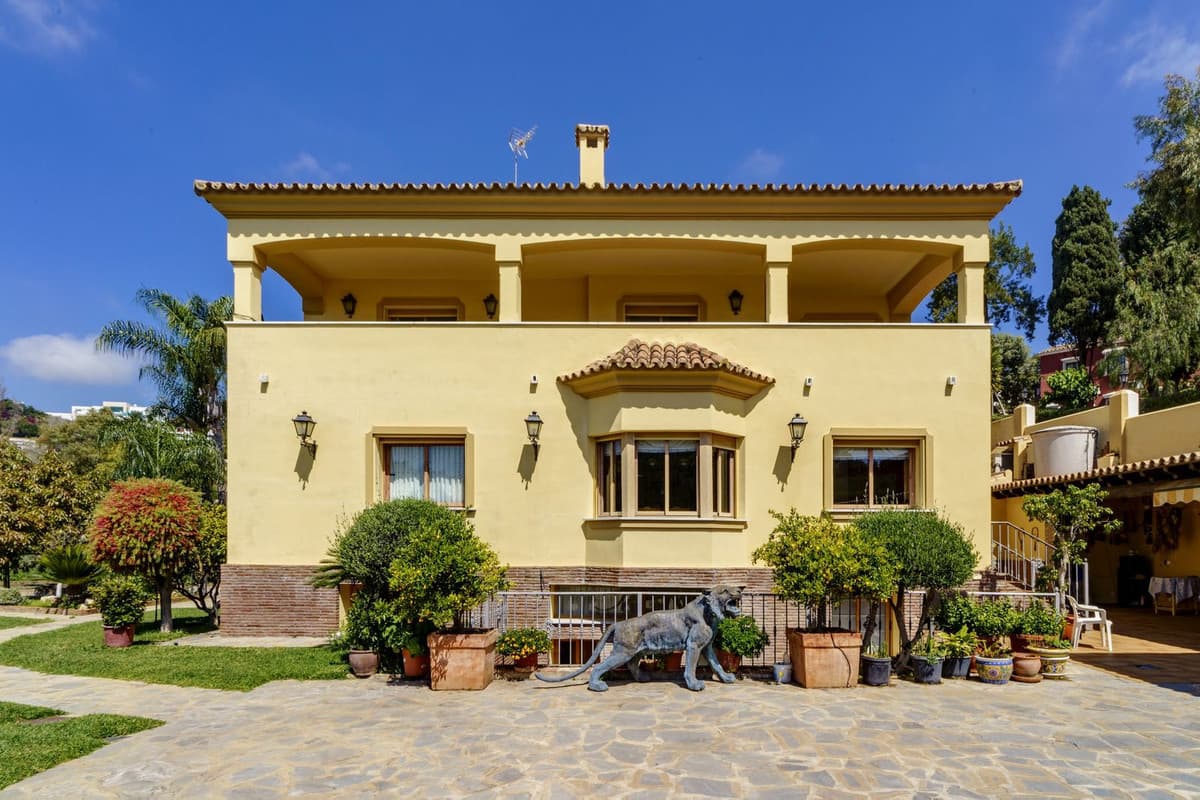 Detached Villa in La Quinta — photo 2 of 10