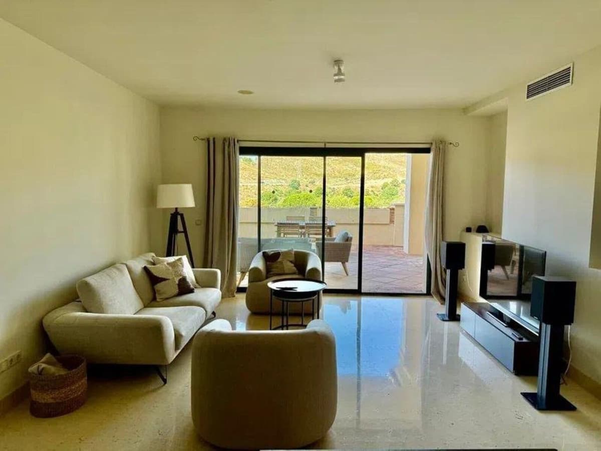 Middle Floor Apartment in Benahavís — photo 4 of 10