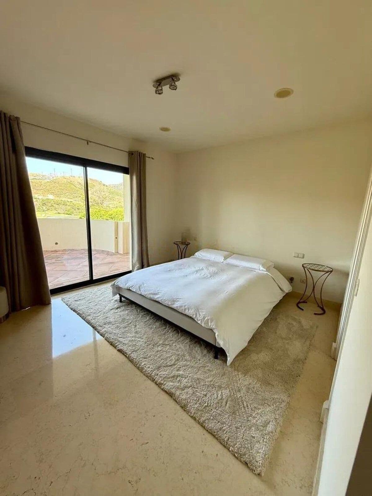 Middle Floor Apartment in Benahavís — photo 9 of 10