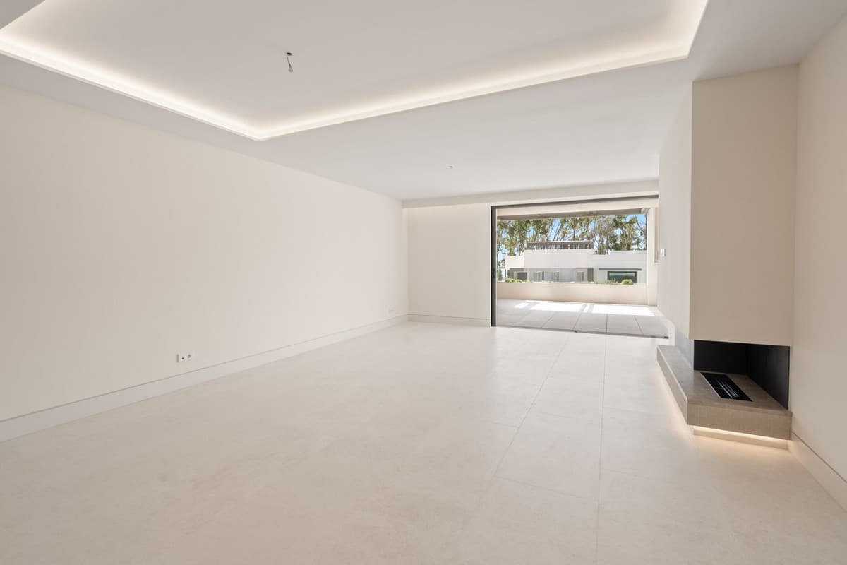 Middle Floor Apartment in The Golden Mile — photo 6 of 10