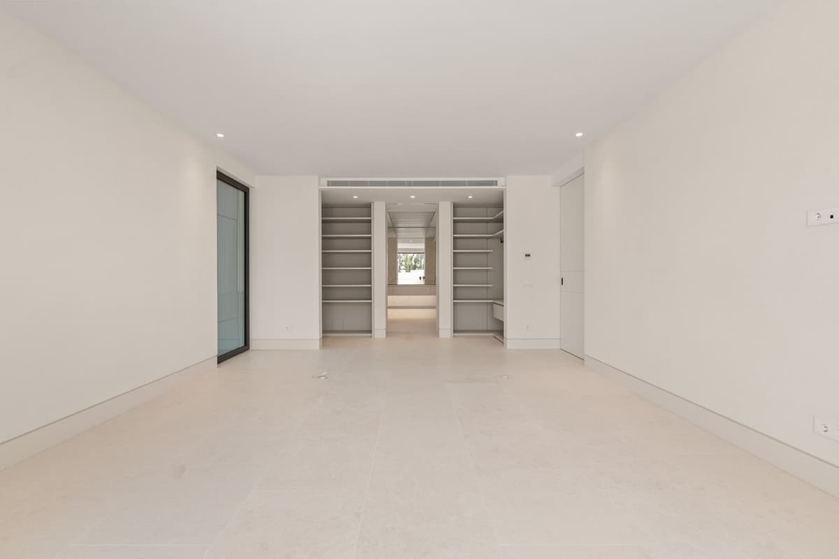Middle Floor Apartment in The Golden Mile — photo 8 of 10