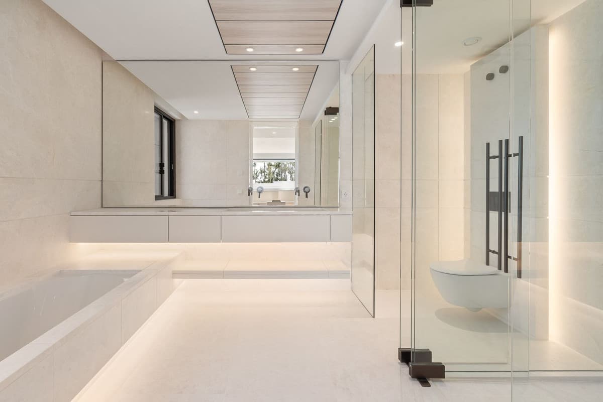 Middle Floor Apartment in The Golden Mile — photo 10 of 10