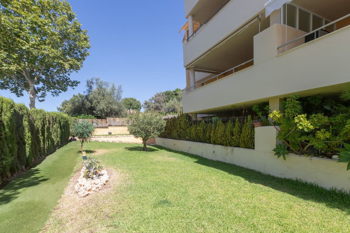 Middle Floor Apartment in Elviria — photo 2 of 10