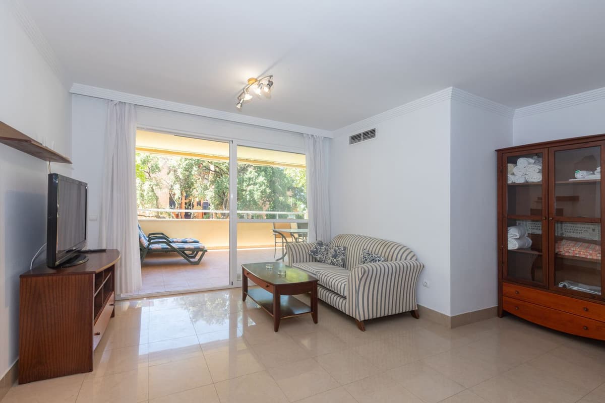 Middle Floor Apartment in Elviria — photo 4 of 10