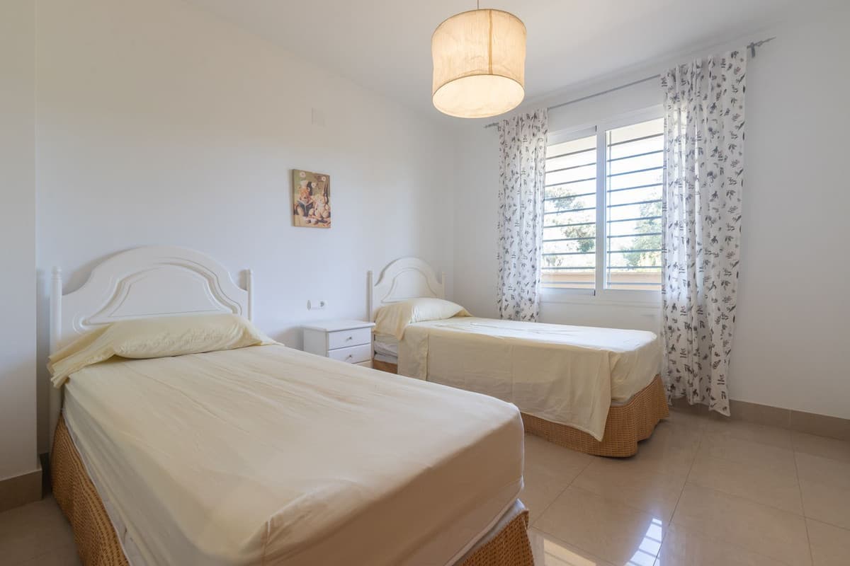 Middle Floor Apartment in Elviria — photo 10 of 10