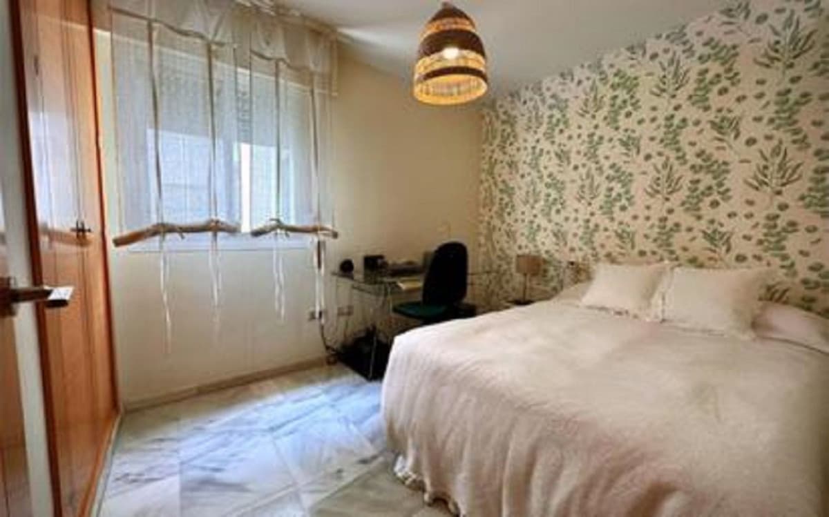 Middle Floor Apartment in Málaga — photo 5 of 10