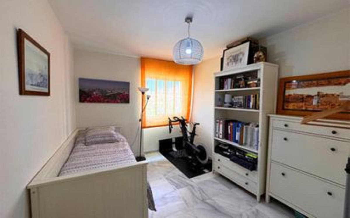 Middle Floor Apartment in Málaga — photo 6 of 10