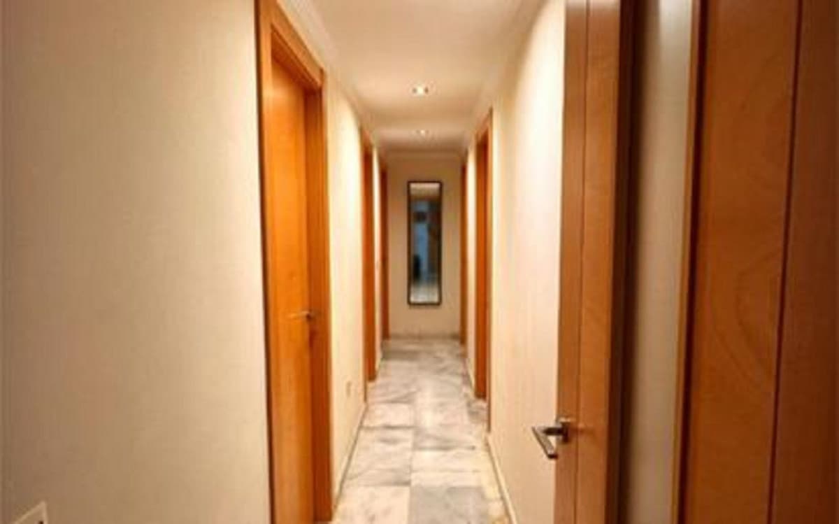 Middle Floor Apartment in Málaga — photo 7 of 10
