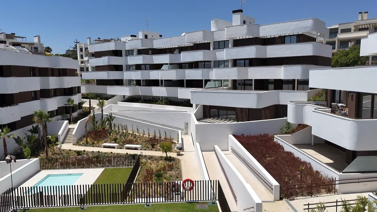Middle Floor Apartment in Estepona — photo 2 of 10
