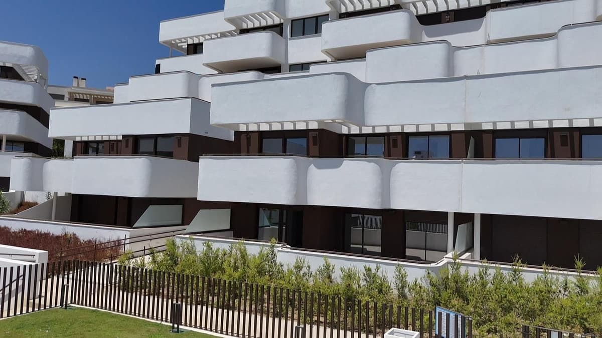 Middle Floor Apartment in Estepona — photo 5 of 10