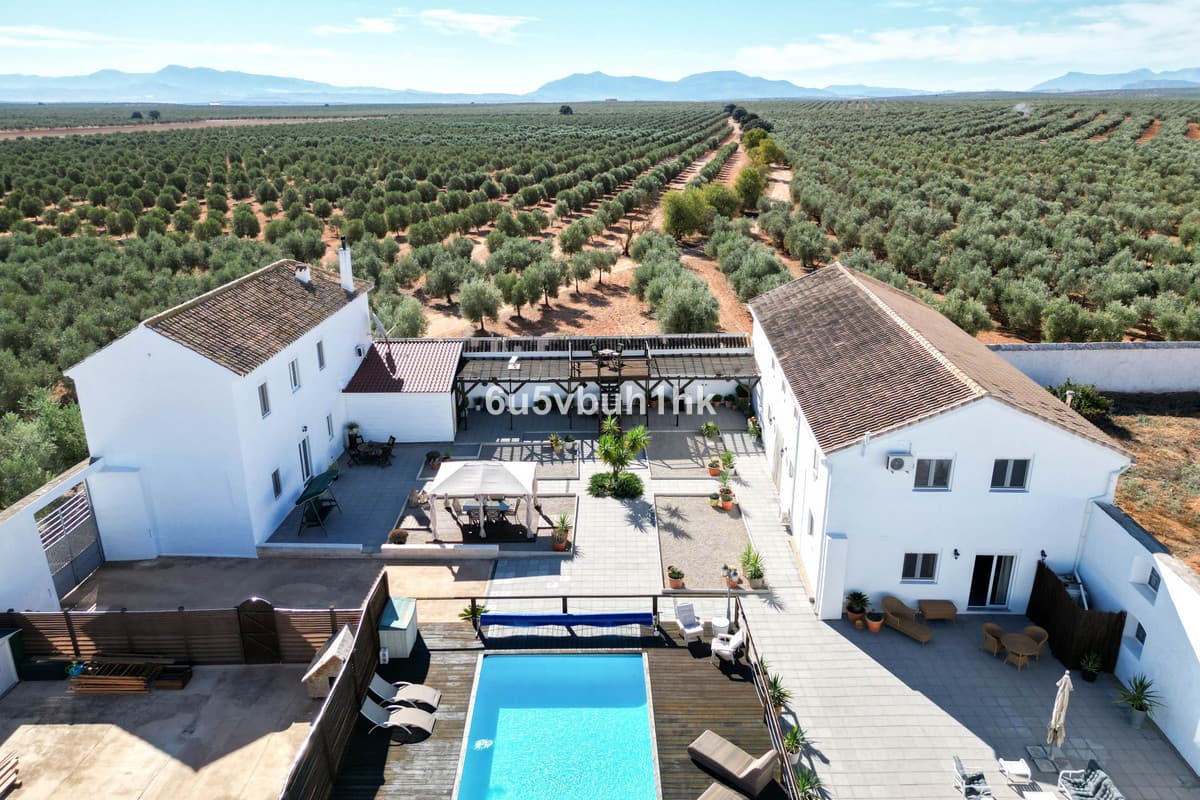 Detached Villa in Antequera — photo 1 of 10