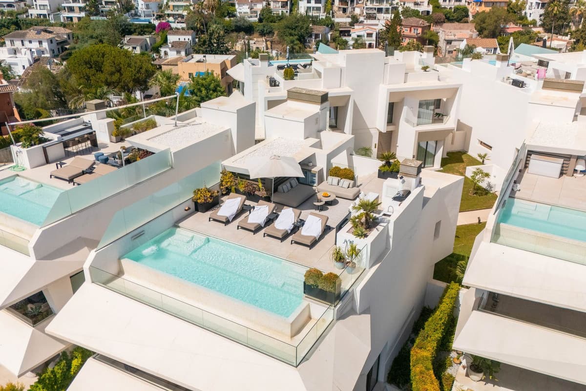 Detached Villa in Nueva Andalucía — photo 1 of 10