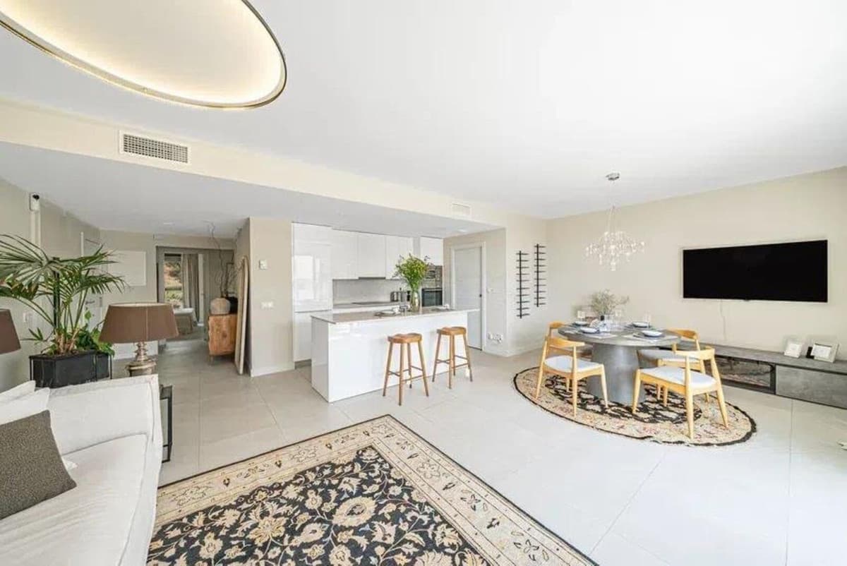 Middle Floor Apartment in Estepona — photo 2 of 10
