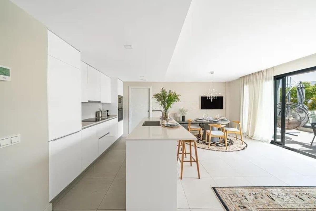 Middle Floor Apartment in Estepona — photo 3 of 10