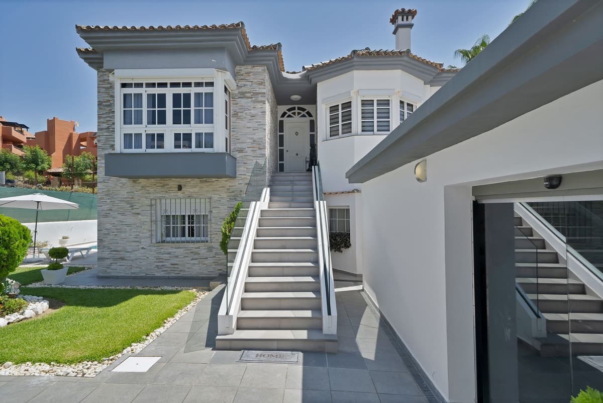 Detached Villa in Estepona — photo 1 of 10