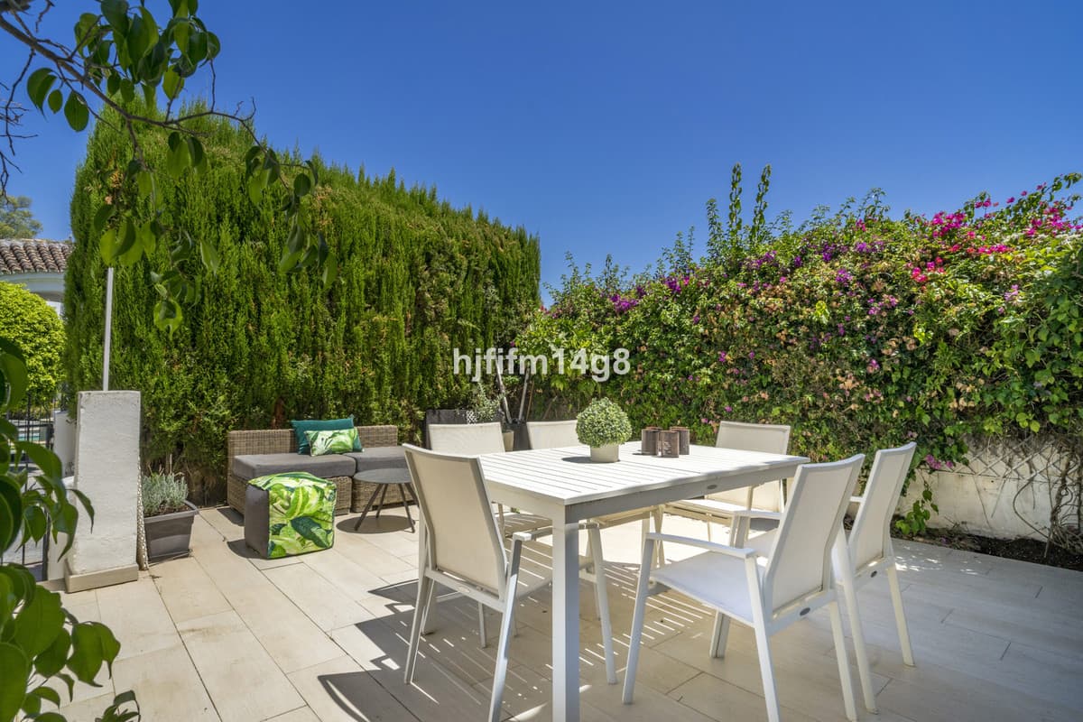 Townhouse in Nueva Andalucía — photo 1 of 10