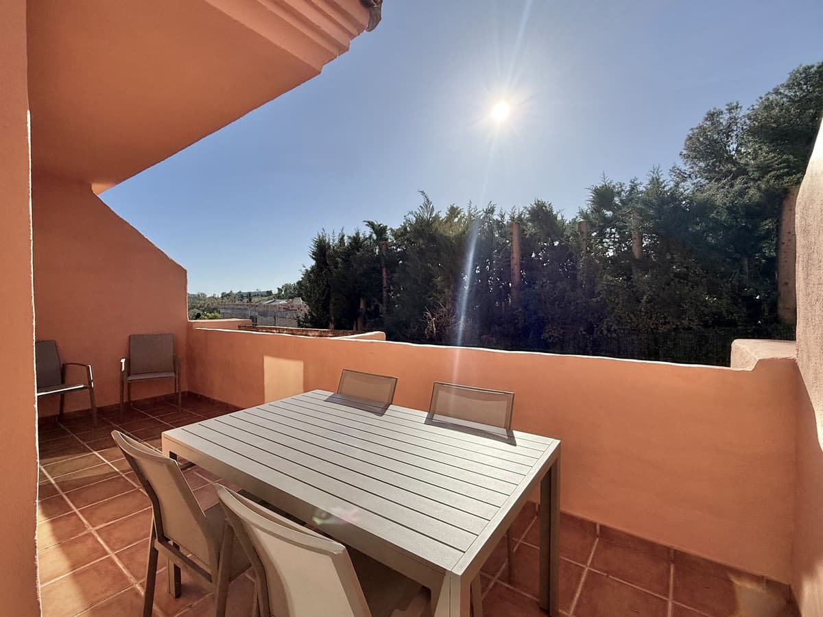 Middle Floor Apartment in Benahavís — photo 1 of 10