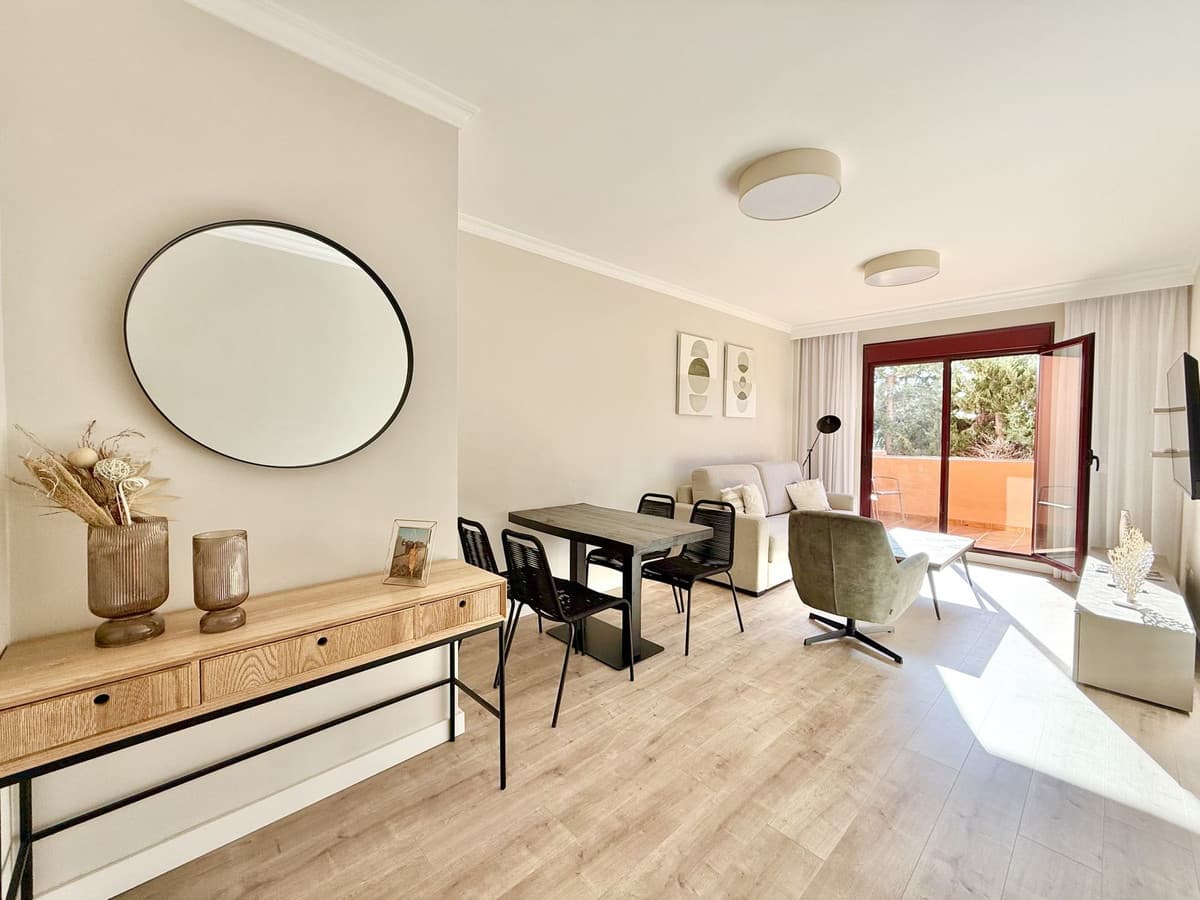 Middle Floor Apartment in Benahavís — photo 2 of 10